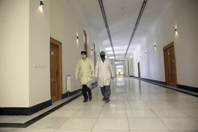 Афганские врачи пожаловались на 14-месячную задержку зарплаты