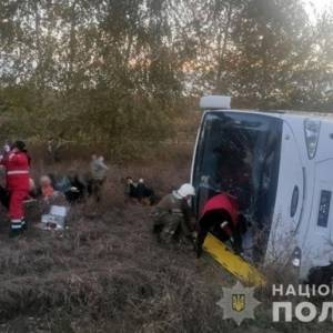 В Полтавской области перевернулся автобус с пассажирами: пострадали 10 человек. Фото