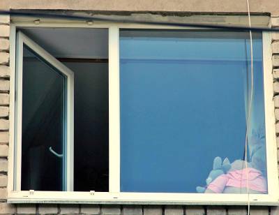 Женщина с двумя детьми выпала из окна дома в Москве