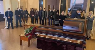 В Чернигове проходит прощание с Поляковым: прибыли семья и коллеги по парламенту (видео)