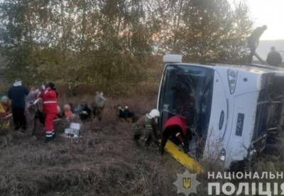 На Полтавщине перевернулся пассажирский автобус, 11 пострадавших (фото)