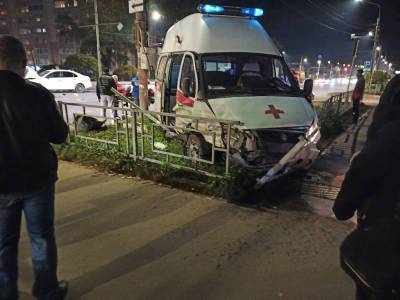 В сеть выложили видео жесткого столкновения легковушки и «скорой» в Смоленске