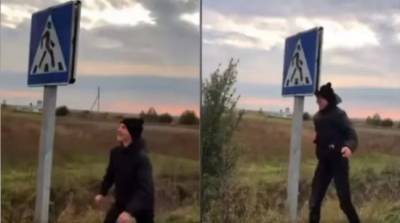 В Ровенской области Украины парень бился головой о дорожный знак