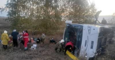 На трассе Киев-Харьков перевернулся автобус с пассажирами: 11 пострадавших (ФОТО)
