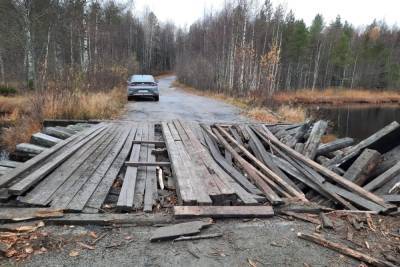 Разбитый лесовозами мост закрыли для транспорта в Карелии