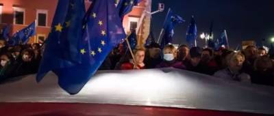 В Польше прошли массовые протесты на фоне опасений выхода из ЕС