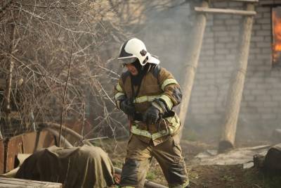 В поселке Волгоградской области сгорели летняя кухня и кирпичная баня