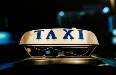 В Мурино пассажиры избили и ограбили таксиста