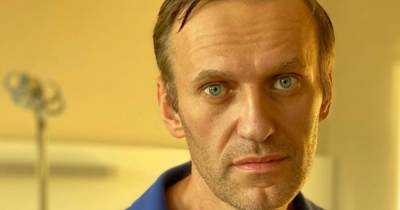 "Опасался, что потребуют целовать портреты Путина": Навального объявили экстремистом и террористом