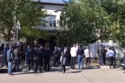 Оператора дагестанского телеканала избили в школе, где от удара ножа погиб ученик