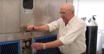 82-летний инженер создал гаджет, который добывает воду из разреженного воздуха (видео) - focus.ua - Украина - Испания