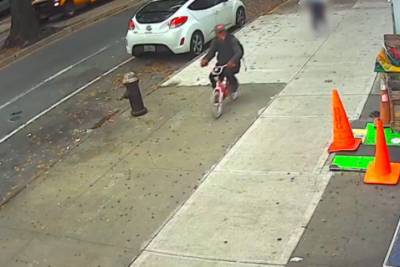 Вор украл у 10-летней девочки телефон и сбежал на ее розовом детском велосипеде