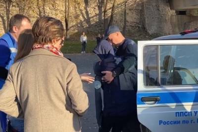 Опубликовано видео с места спасения упавшего с псковского моста ребенка