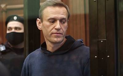 Алексея Навального сняли с учета как склонного к побегу, но поставили как экстремиста и террориста