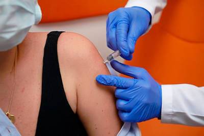 В Совфеде оценили призыв ввести штрафы за отказ от вакцинации