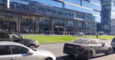 К пункту экспресс-тестирования на COVID-19 в Москве выстроилась длинная очередь