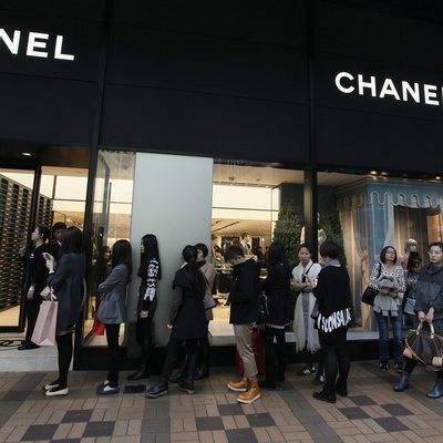 Модный дом Chanel ограничил продажу культовых моделей сумок