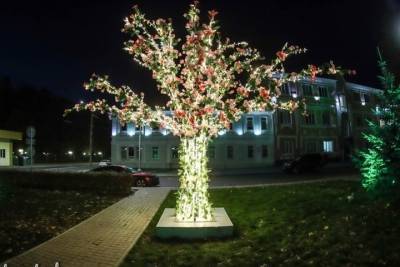 По вечерам в центре Смоленска светится дерево