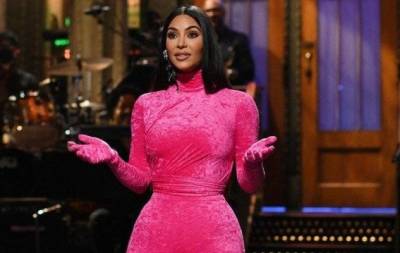 Пошутила о Канье, сестрах и секс-видео: Ким Кардашьян феерично дебютировала в шоу Saturday Night Live