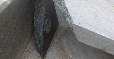 В Киевской области разбили табличку на памятнике жертвам Холокоста