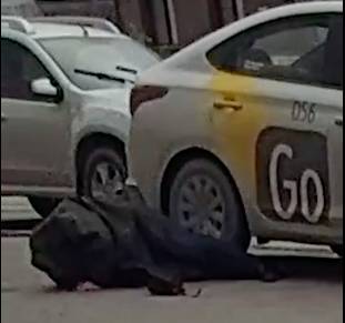 В Новосибирске таксист выбросил пассажира и проехал ему по ногам