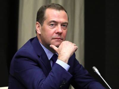 «Голубь среди ястребов»: экономист Травин нашел скрытый тезис в статье Медведева об Украине