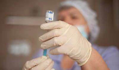 В Кремле назвали уровень ковид-вакцинации в стране «непозволимо» низким