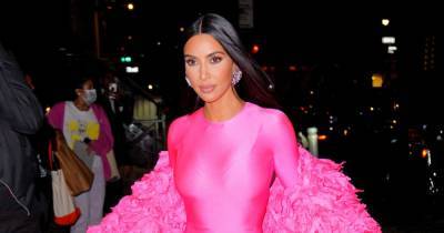 Ким Кардашьян появилась на комедийном телешоу в эпатажном розовом комбинезоне