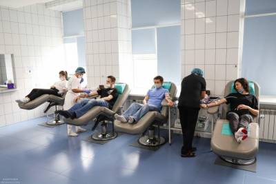 Петербуржцев пригласили отметить совершеннолетие сдачей донорской крови