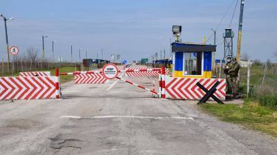 Киев закрывает один из трех пунктов пропуска на границе с Крымом