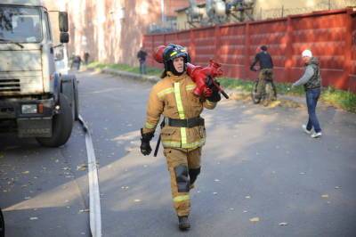 12 семей, живущих в сгоревшем в центре Петербурга доме, получили временное жилье