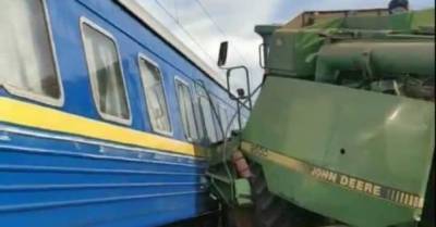 Поезд Бахмут — Львов протаранил комбайн, повреждено шесть вагонов (ФОТО)