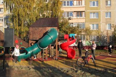 Детская площадка и арт-объект появились на улице Школьной в Автозаводском районе