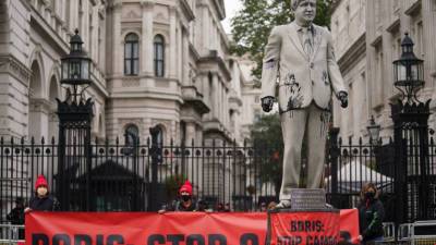 Активисты Greenpeace перекрыли Даунинг-стрит вымазанной нефтью статуей Бориса Джонсона