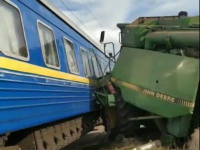 Пассажирский поезд Бахмут – Львов столкнулся с комбайном, повреждены локомотив и шесть вагонов – "Укрзалізниця"