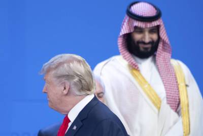 Королевская семья Саудовской Аравии одарила Трампа халатами из фальшивых шкур