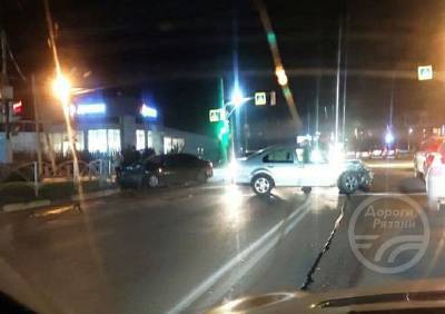 На улице Зубковой столкнулись две иномарки, пострадала женщина