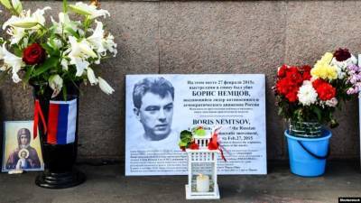 Российские националисты осквернили импровизированный мемориал на месте гибели Немцова