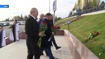 В День Республики в Уфе возложили цветы к памятникам Салавату Юлаеву и Шайхзаде Бабичу