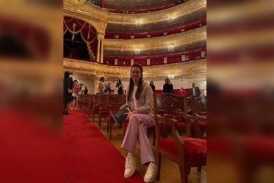 «Я не представляю своей жизни без театра»: петербургская актриса Александра Велескевич рассказала о съемках в ситкоме и мечтах о Болливуде