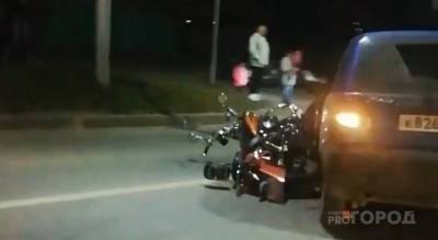 В Чебоксарах столкнулись иномарка и мотоцикл: в аварии пострадал один из водителей