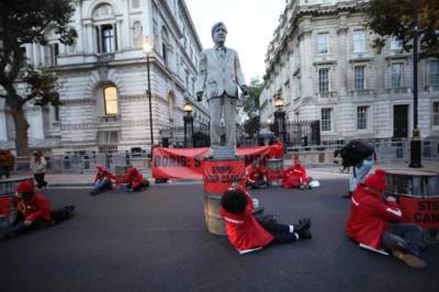 Активисты Greenpeace перекрыли Даунинг-стрит вымазанной нефтью статуей Джонсона