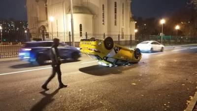 Такси перевернулось из-за аварии на Окской улице в столице