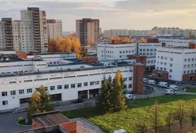 «Скорые прибывают»: в главную детскую больницу Петербурга выстроилась очередь из неотложек