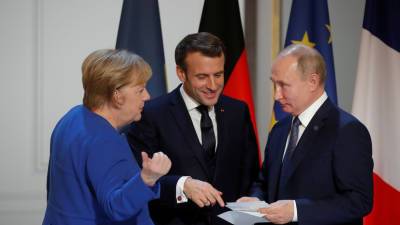 В кабмине ФРГ прокомментировали переговоры Меркель, Макрона и Путина