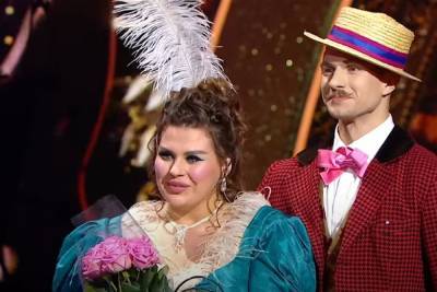 Зарицкая из KAZKA в эффектном платье прижалась к партнеру по "Танцям" после громкого признания: "Это что-то большее..."