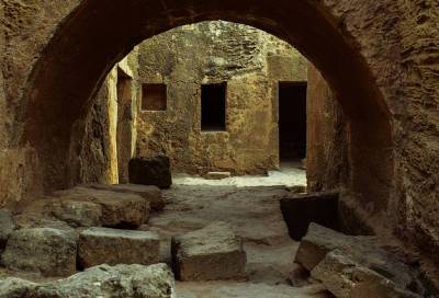 «Археологическая сенсация века»: в Выборге нашли средневековую плиту