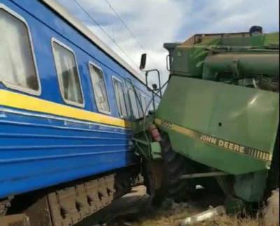 На Киевщине комбайн протаранил поезд
