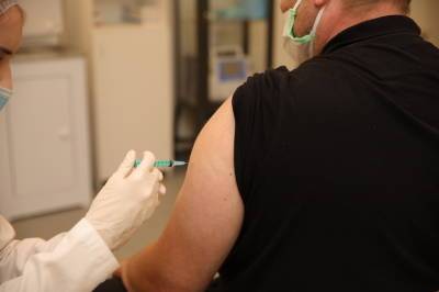 В Ленобласти обязали вакцинироваться сотрудников государственных и частных организаций