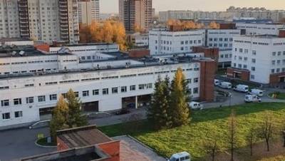 В Петербурге у главной инфекционной детской больницы очевидцы засняли очередь из скорых